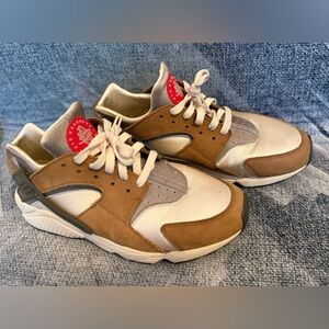 Size 11.5 – Stussy x Nike Air Huarache LE 2021 Desert Oak